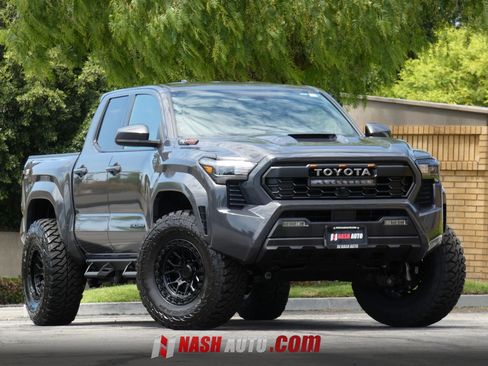 Used 2025 Toyota Tacoma TRD Sport AWD/4WD image 7
