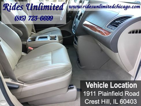 Used 2014 Chrysler Town & Country Touring FWD image 35