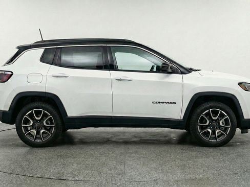Used 2025 Jeep Compass Trailhawk AWD/4WD image 11