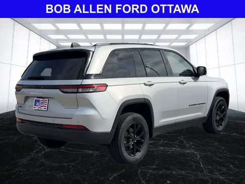 Used 2025 Jeep Grand Cherokee Altitude AWD/4WD image 5