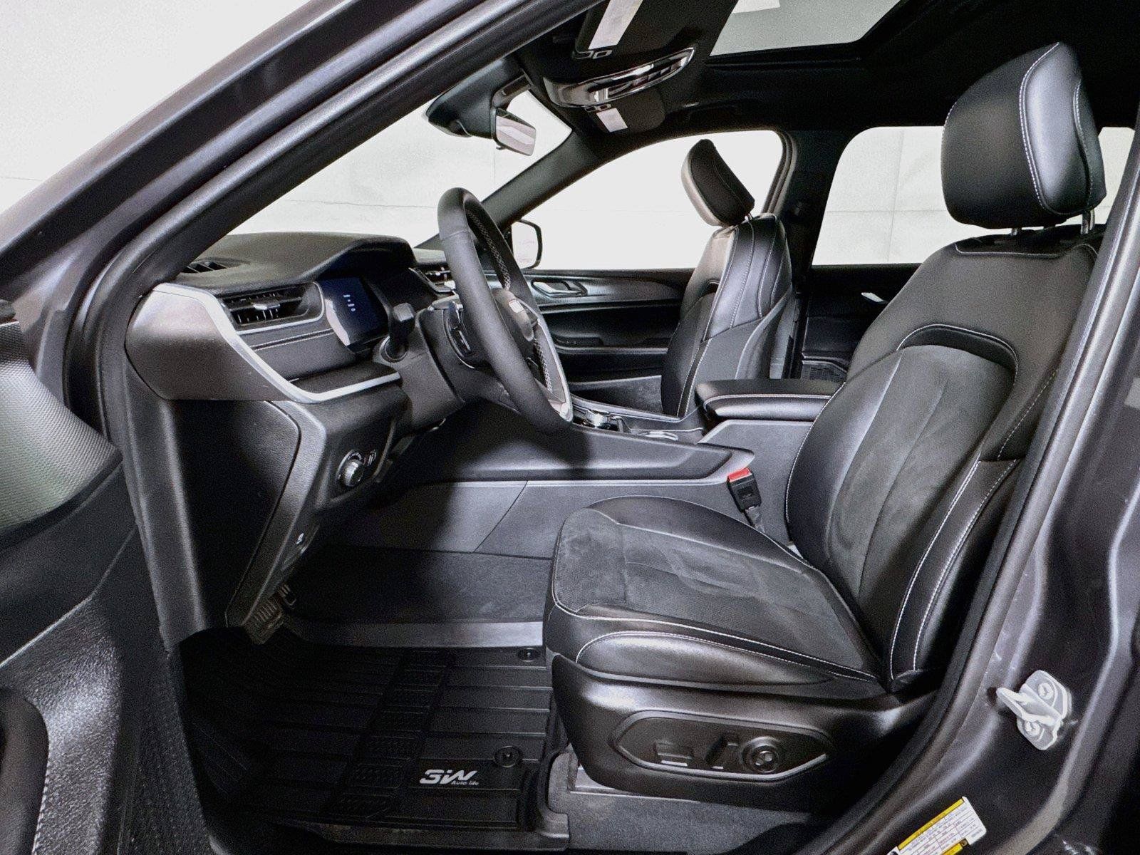 Used 2025 Jeep Grand Cherokee L Altitude RWD image 18