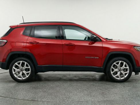Used 2025 Jeep Compass Latitude AWD/4WD image 11