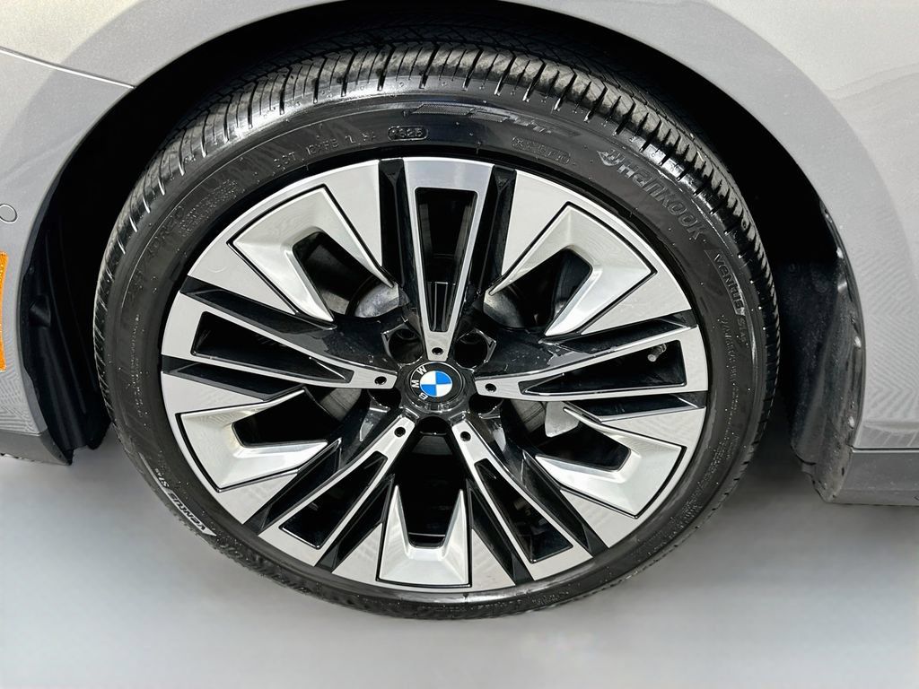 Used 2026 BMW 530i w/ Premium Package RWD image 32