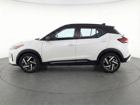 Used 2025 Nissan Kicks SV image 5
