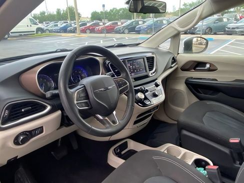 Used 2022 Chrysler Voyager LX FWD image 13