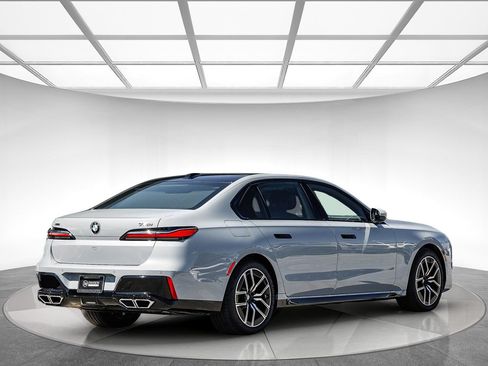 Used 2023 BMW 760i xDrive AWD/4WD image 4