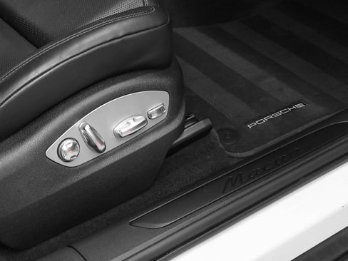 Certified 2024 Porsche Macan image 19