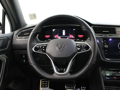 Certified 2022 Volkswagen Tiguan SE R-Line image 22