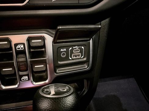 Used 2019 Jeep Wrangler Unlimited Sahara AWD/4WD image 16