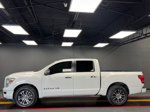 Used 2020 Nissan Titan SV image 3