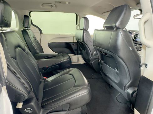 Used 2024 Chrysler Pacifica Touring-L image 28