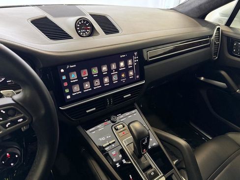 Certified 2023 Porsche Cayenne Turbo AWD/4WD image 18