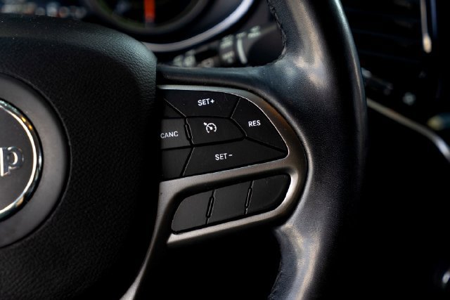 Used 2020 Jeep Cherokee Limited w/ Luxury Group FWD image 12