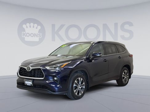 Used 2022 Toyota Highlander XLE AWD/4WD image 5
