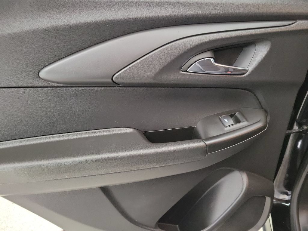 Used 2025 Chevrolet TrailBlazer LT AWD/4WD image 19