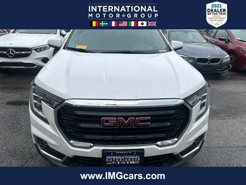 Used 2024 GMC Terrain SLE AWD/4WD image 1