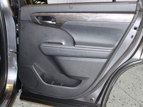 Used 2024 Toyota Highlander Platinum AWD/4WD image 44