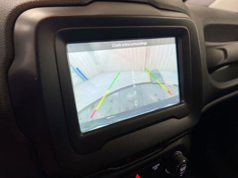 Used 2019 Jeep Renegade Latitude w/ Cold Weather Group FWD image 15