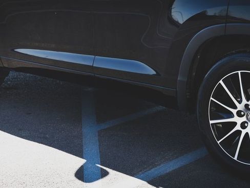 Used 2018 Toyota Highlander SE w/ Carpet Mat Package (TMS) image 7