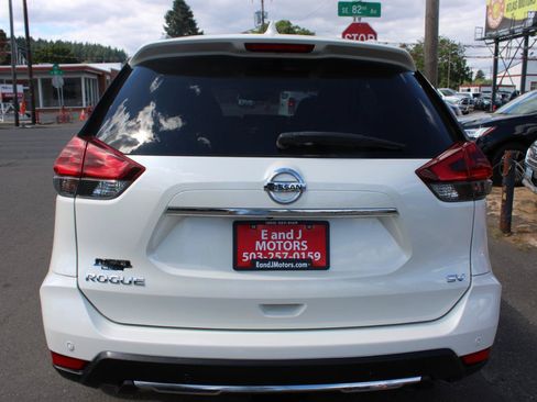 Used 2019 Nissan Rogue SV w/ Sun & Sound Touring Package FWD image 5