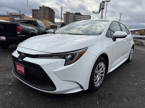 Used 2022 Toyota Corolla LE image 4