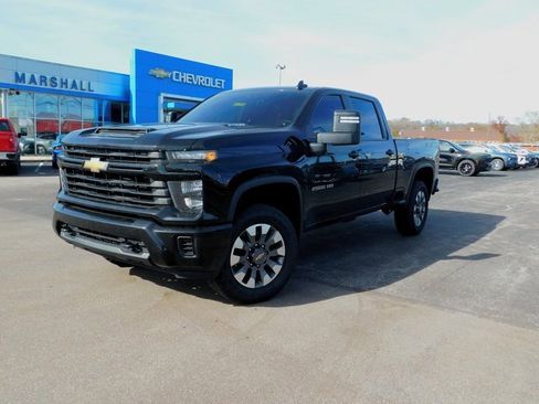Used 2024 Chevrolet Silverado 2500 Custom image 2