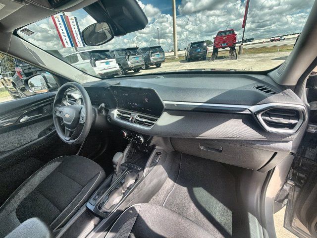 Used 2025 Chevrolet TrailBlazer LT AWD/4WD image 27
