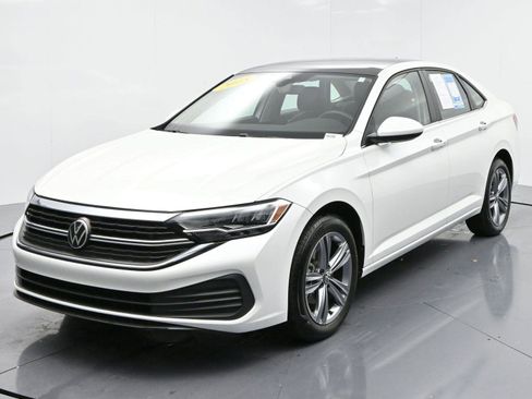 Used 2023 Volkswagen Jetta SE image 3