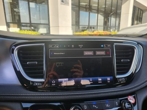 Used 2025 Chrysler Pacifica Limited image 15