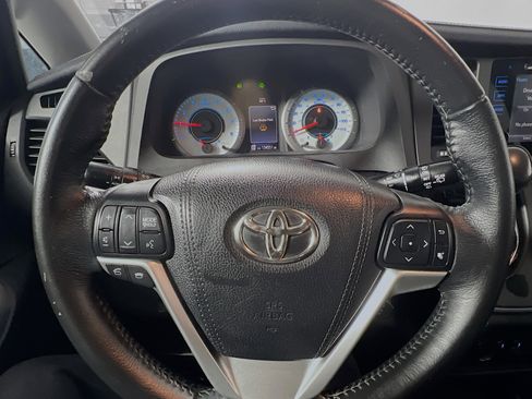 Used 2015 Toyota Sienna SE w/ SE Preferred Package image 18