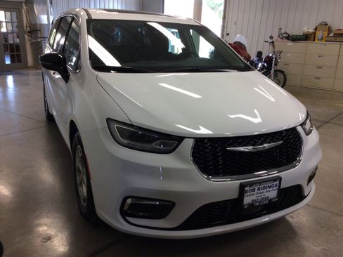 Used 2024 Chrysler Pacifica Limited w/ Trailer Tow Group image 8