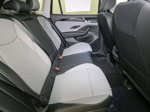 Used 2025 Volkswagen Tiguan SE w/ Panoramic Sunroof Package AWD/4WD image 17