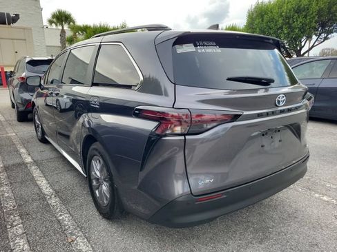 Used 2025 Toyota Sienna XLE FWD image 4