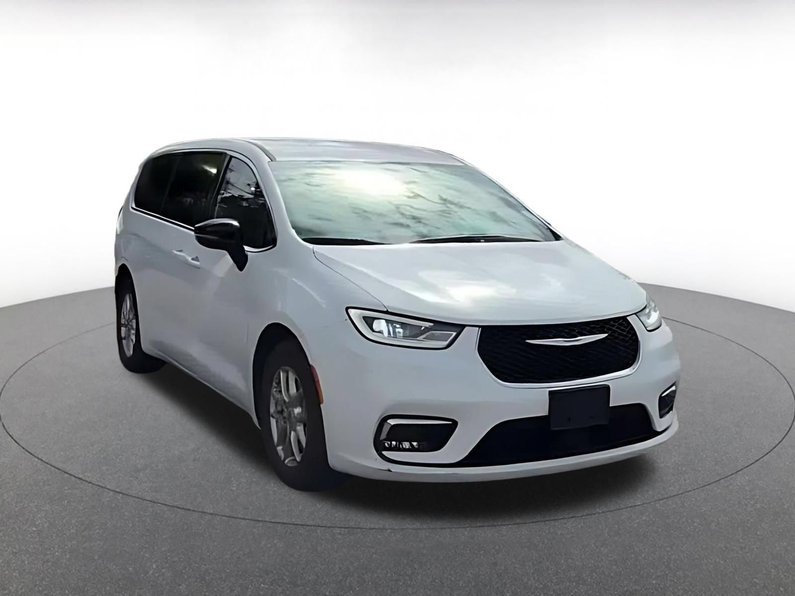Used 2025 Chrysler Pacifica Select FWD image 3