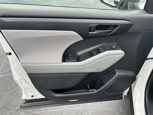 Used 2023 Toyota Highlander LE image 23