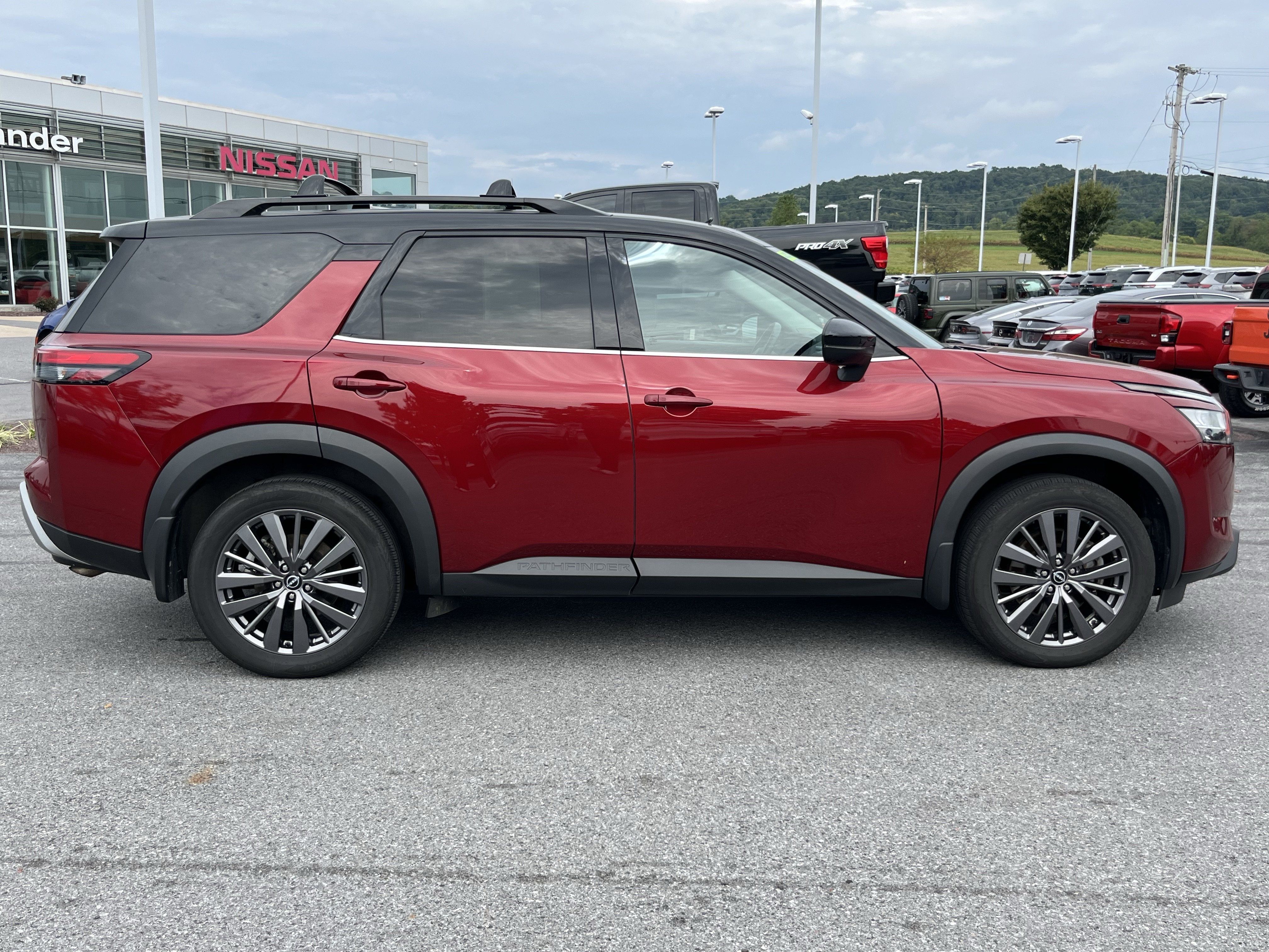 Used 2024 Nissan Pathfinder SL w/ SL Premium Package AWD/4WD image 2