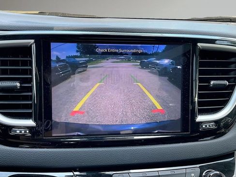 Used 2023 Chrysler Pacifica Touring-L FWD image 14