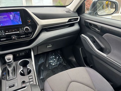 Used 2025 Toyota Highlander LE image 31