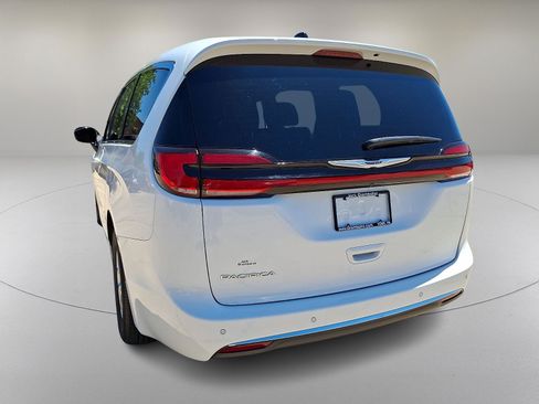 Used 2025 Chrysler Pacifica Select FWD image 8