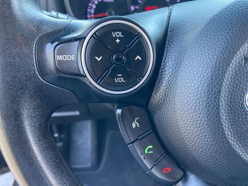 Used 2016 Kia Soul + image 19