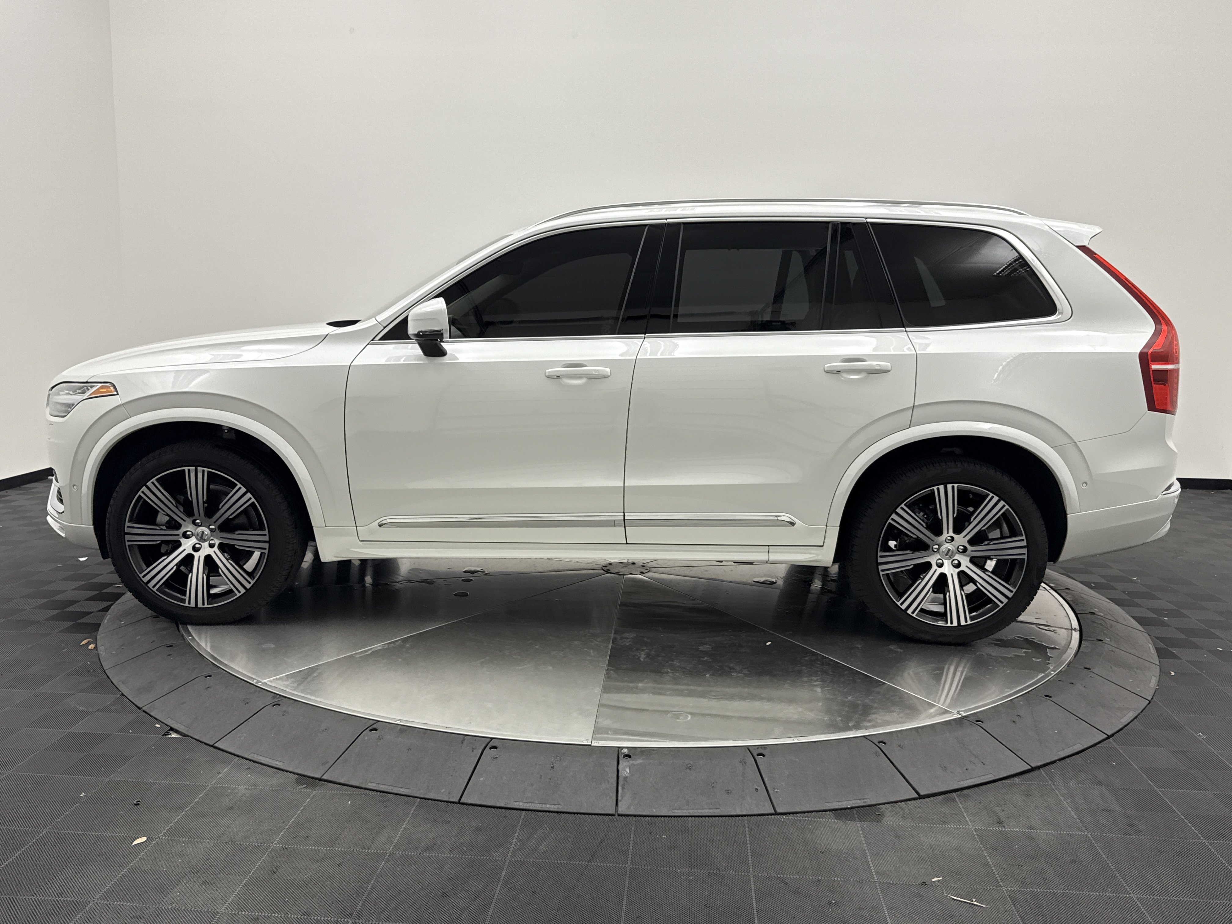 Certified 2024 Volvo XC90 B6 Ultimate w/ Protection Package Premier AWD/4WD image 4