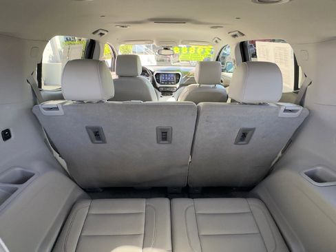 Used 2023 GMC Acadia SLT image 8