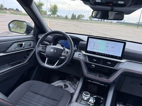 Used 2025 Ford Explorer ST-Line w/ Premium Package image 13