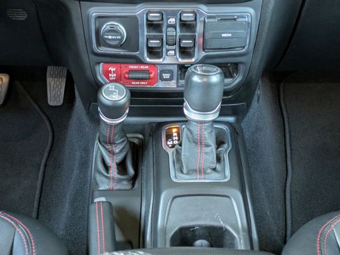 Used 2020 Jeep Wrangler Unlimited Rubicon w/ Dual Top Group AWD/4WD image 16