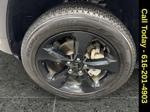 Used 2023 Jeep Grand Cherokee Limited w/ Black Appearance Package image 24