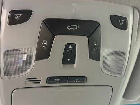 Used 2011 Toyota Sienna XLE image 22