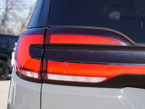 Used 2021 Chrysler Pacifica Touring-L image 16