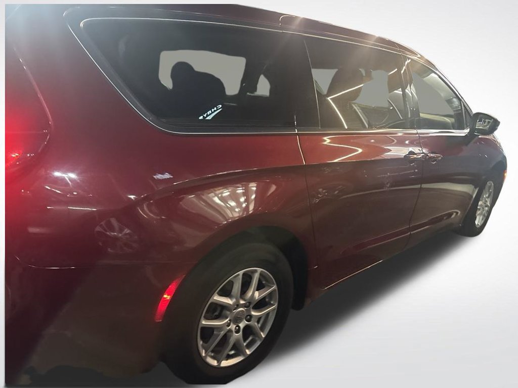 Used 2023 Chrysler Pacifica Touring-L FWD image 7