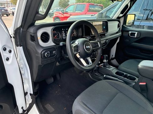 Used 2025 Jeep Wrangler Unlimited Sahara AWD/4WD image 43