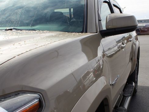 Used 2016 Toyota Tacoma SR5 w/ SR5 Appearance Package (SN) image 11